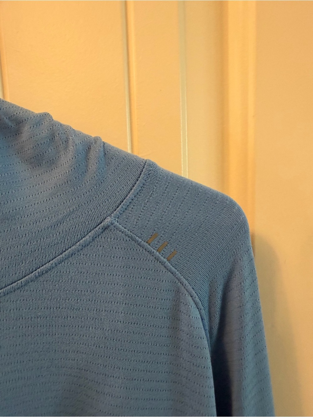 NWOT Lululemon Men's Lightweight Blue Hooded Long Sleeve - Picture 2 of 4
